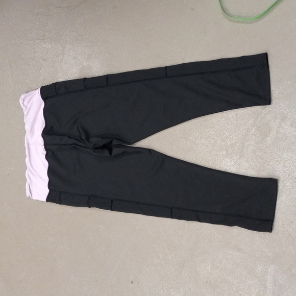 STARTING POINT LAVANDER AND BLACK, 2 SIDE POCKETS, ATHLETIC CAPRIS - Picture 6 of 8